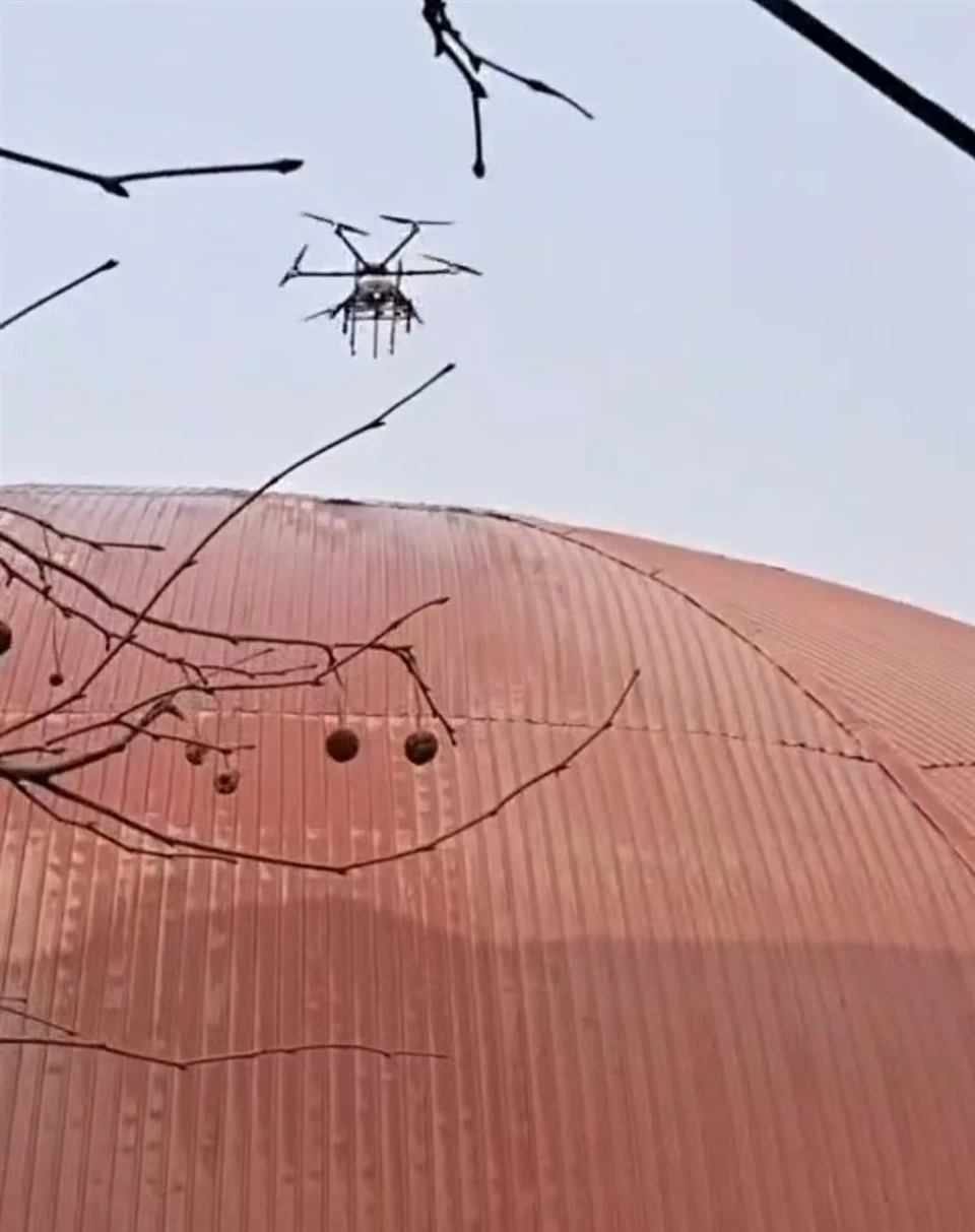 Bezpečný dron na čištění stěn místo závěsného koše